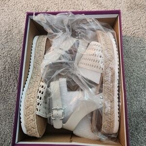 Soda Platform Sandals in Bone size 8.5M, Brand New